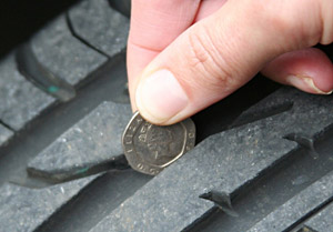 Checking tyre tread